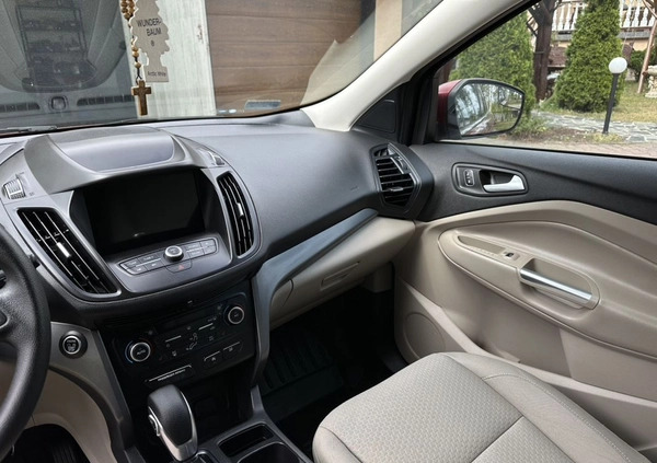 Ford Escape cena 74700 przebieg: 47000, rok produkcji 2019 z Trzebiatów małe 277